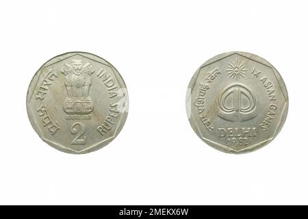 2 roupies pièce indienne avec delhi à l'arrière, studio tourné sur fond blanc Banque D'Images