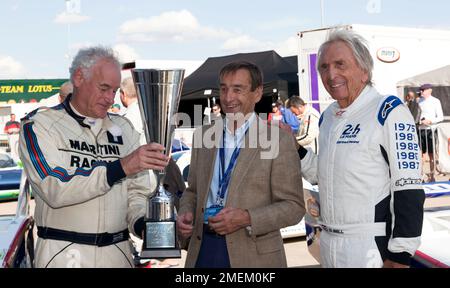 Stuart Graham présente le prix de l'écharpe et des lunettes, à Henry Pearmen et Derek Bell, avant la démonstration pour marquer l'anniversaire du Groupe Banque D'Images