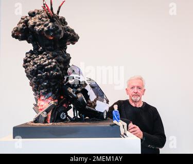 Londres, Royaume-Uni. 24th janvier 2023. David Mach avec le cauchemar de l'oligarque, 2022, avec une minuscule figure d'oligarque sur le devant. Le sculpteur écossais David Mach revient à Londres pour présenter des pièces monumentales dans son exposition Heavy Metal, exposée avec Pangolin Londres jusqu'au 25th mars 2023. Credit: Imagetraceur/Alamy Live News Banque D'Images