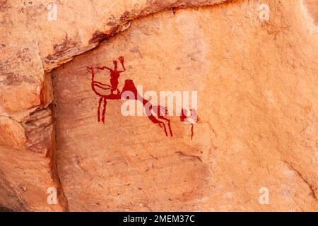 Art rupestre néolithique Peinture rock d'un chameau avec cavalier. Tadrar Rouge. Parc national de Tassili n'Ajjer. Sahara, désert algérien. Province d'Illizi, Djanet Banque D'Images