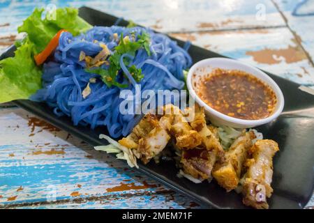 Nouilles de pois aux papillons violets avec porc croustillant à Chiang Mai, Thaïlande. Banque D'Images