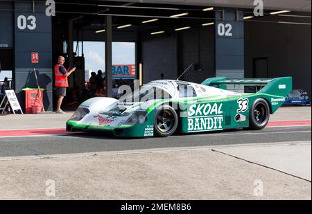 Vue de a1984, Porsche 956 dans la Livery de Skoal Bandit, dans une démonstration sur piste, célébrant 40 ans du Groupe C, au Silverstone Classic 2022 Banque D'Images