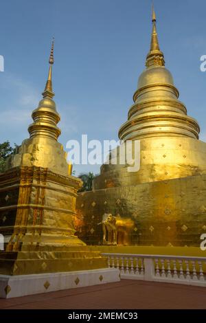 Phrathatluang, figurines d'éléphants d'or au temple Wat Phra Singh. Thaïlande. Banque D'Images