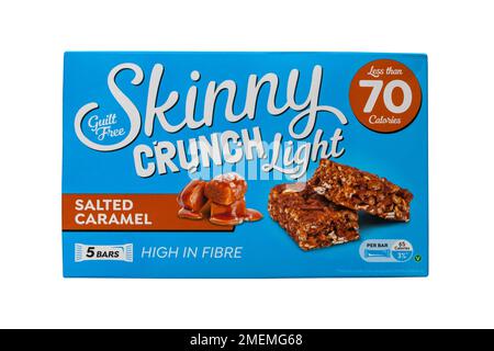 Boîte de culpabilité Free Skinny Crunch barres légères salées de caramel barres de céréales hautes en fibres moins de 70 calories isolées sur fond blanc Banque D'Images