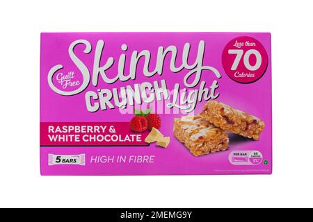 Boîte de céréales Skinny Crunch léger framboise et chocolat blanc haute teneur en fibres moins de 70 calories isolées sur fond blanc Banque D'Images