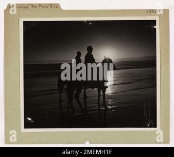 Admirer la Moonrise. Cette image représente deux gardes-côtes sur une patrouille montée sur la plage qui s'arrêtent un instant pour admirer la lune qui s'élève au-dessus du Pacifique. Banque D'Images