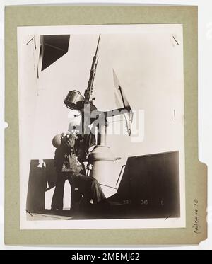 Exercice de bataille. Cette image représente un homme des gardes-côtes des États-Unis, un pistolet anti-avion depuis le pont d'un couteau de convoi de la Garde côtière pendant un exercice de combat. Banque D'Images