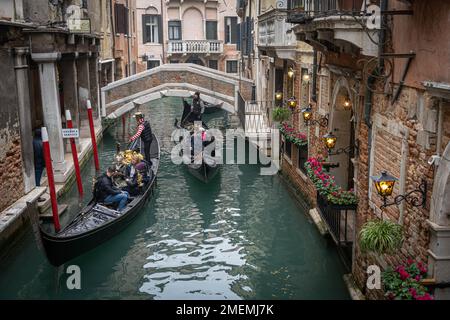 Deux gondoles au canal étroit de Venise, en Italie, en hiver Banque D'Images