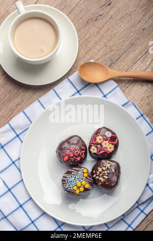 En-cas de boule de chocolat sur une assiette blanche Banque D'Images