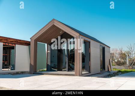 Bâtiment récemment construit avec cadre en métal et parements. Construction d'une nouvelle petite maison. Sélectif foyer Banque D'Images