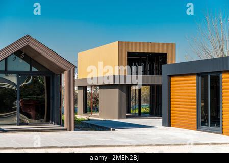 Bâtiment récemment construit avec cadre en métal et parements. Construction d'une nouvelle petite maison. Sélectif foyer Banque D'Images