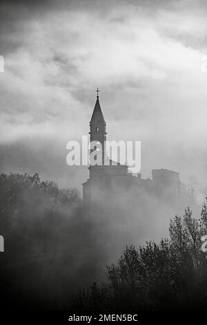 L'église du mystère, une ancienne église dans les Apennines toscan-Emiliennes enveloppées de brouillard Banque D'Images