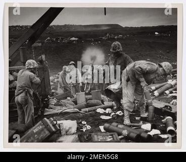 Photographie de Marines tirant sur des positions japonaises sur Iwo Jima. Marines Shell Jap positions sur Iwo Jima. À travers la portée sur les sables noirs d'Iwo Jima, les Marines de la 4th Division Shell Jap positions intelligemment dissimulées à l'arrière des plages. Arrivant à terre dans un vaisseau d'atterrissage de la Garde côtière et de la Marine, Marines s'empara d'un petit pied sous un feu croisé meurtrier et avait bientôt mis en place de l'artillerie pour répondre au feu ennemi. Ici, un pistolet pompe un jet de coquillages dans les positions de Jap à l'intérieur de la minuscule île volcanique dans la « cour avant » de Tokyo. Banque D'Images