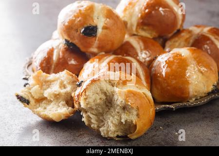 Petits pains Hot Cross faits maison prêts pour Pâques sur l'assiette de la table. Horizontale Banque D'Images