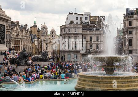 Foule sur Trafalgar Square pendant les célébrations de la couleur, marquant l'anniversaire officiel de la Reine et son Jubilé de 70 ans, Londres, Angleterre Banque D'Images