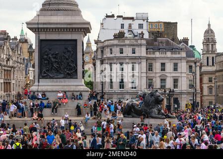 Foule sur Trafalgar Square pendant les célébrations de la couleur, marquant l'anniversaire officiel de la Reine et son Jubilé de 70 ans, Londres, Angleterre Banque D'Images