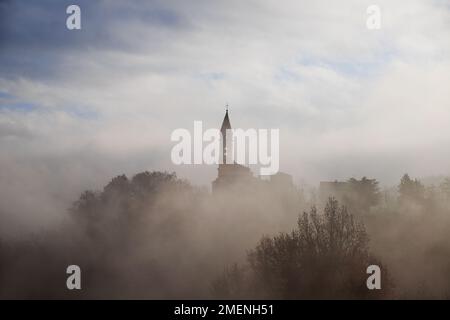 L'église du mystère, une ancienne église dans les Apennines toscan-Emiliennes enveloppées de brouillard Banque D'Images