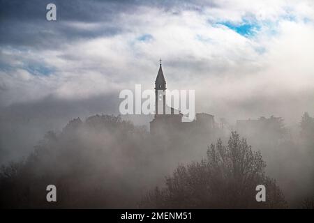 L'église du mystère, une ancienne église dans les Apennines toscan-Emiliennes enveloppées de brouillard Banque D'Images