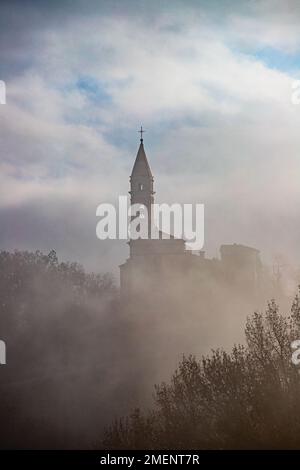 L'église du mystère, une ancienne église dans les Apennines toscan-Emiliennes enveloppées de brouillard Banque D'Images