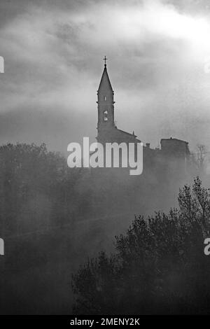 L'église du mystère, une ancienne église dans les Apennines toscan-Emiliennes enveloppées de brouillard Banque D'Images