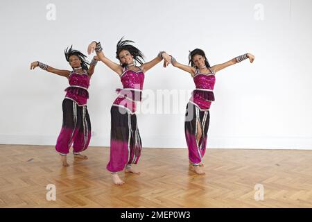 Les adolescentes d'effectuer des mouvements de danse Bollywood (formation) Banque D'Images