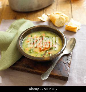 Caldo verde, soupe portugaise dans un bol sur une planche à découper rustique Banque D'Images