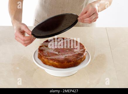 Rhubarb et Ginger à l'envers Cake, en tournant le gâteau refroidi sur le support à gâteau Banque D'Images