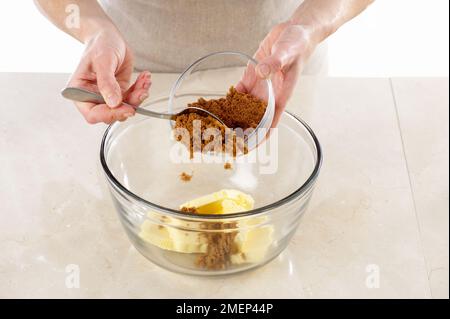 Rhubarbe et gingembre à l'envers Cake, en plaçant le beurre et le sucre brun dans un bol Banque D'Images