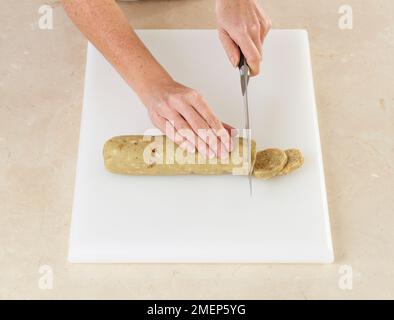 Fabrication de biscuits de Stilton et de noix, en coupant la pâte en morceaux Banque D'Images