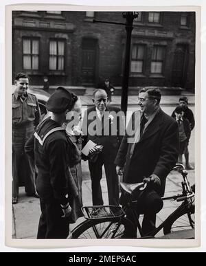 Cette image capture un mariage entre le garde-côtes américain Dominick Andreacci et Wren Josephine Mary Kennelly du Women's Royal Naval Service, symbolisant l'alliance anglo-américaine pendant la seconde Guerre mondiale. Banque D'Images