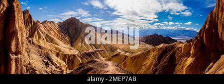 Vue panoramique depuis la cathédrale rouge dans le parc national de la Vallée de la mort, en direction du bassin de Badwater à mi-journée. Banque D'Images