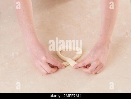 Façonnage de la pâte à bretzel Banque D'Images