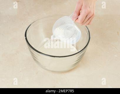 Pain au levain, mélange de l'entrée avec de l'eau tiède Banque D'Images