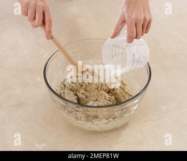 Pain de seigle artisanal, mélange pour faire une pâte ajoutant un peu d'eau supplémentaire Banque D'Images