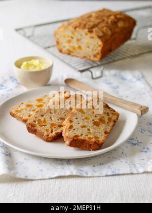 Tranches de pain sans gluten de cardamome abricot sur plaque blanche Banque D'Images