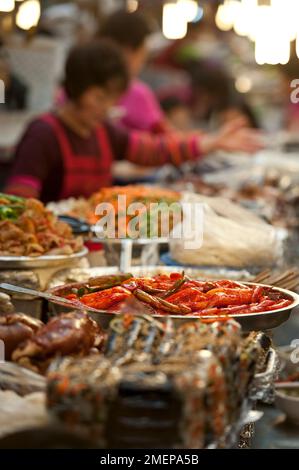 Corée du Sud, Séoul, Dongdaemun, marché Kwang-jang, stands de nourriture Banque D'Images