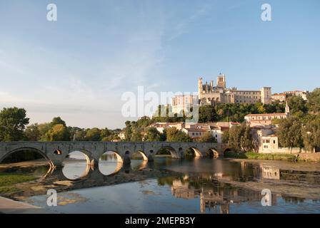 France, Languedoc-Roussillon, Hérault, la vieille ville de Béziers depuis le Canal du midi Banque D'Images