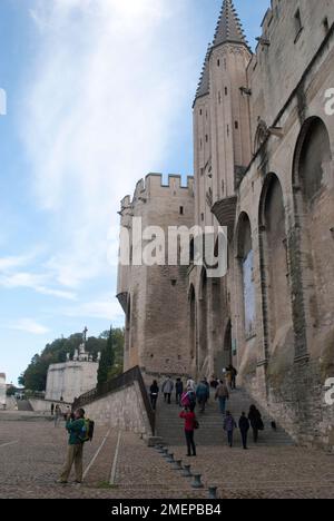 France, Vaucluse, Avignon, Palais Papal, touristes sur la place principale Banque D'Images