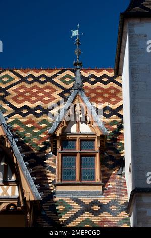 France, Bourgogne, Côte d'Or, Beaune, Hospices de Beaune, fenêtre du dormer et toit carrelé coloré du musée de l'hôpital Banque D'Images