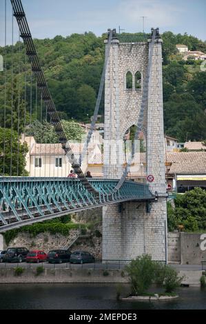 France, Rhône-Alpes, Ardèche, Saint-Martin-d'Ardèche, pont suspendu et télécabine combiné sur l'Ardèche Banque D'Images