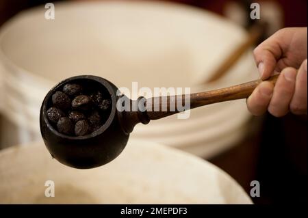 France, Rhône-Alpes, Drôme, Nyons, olives noires en cuillère en bois en magasin Banque D'Images