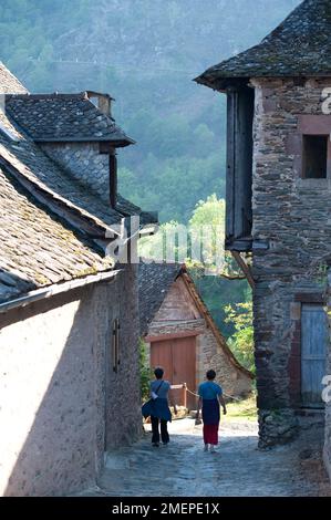 France, midi-Pyrénées, Aveyron, Conques, petite rue pavée dans le village médiéval Banque D'Images