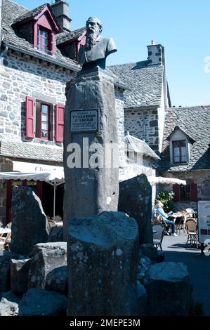 France, Auvergne, Cantal, Salers, buste de l'éleveur de bétail local Ernest Tyssandier d'Escous sur la place Banque D'Images