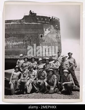 Photographie des gardes-côtes dans les Solomons qui se posent aux côtés du navire de transport japonais KINUGAWA MARU. Les gardes-côtes posent par bateau de Jap. ÉTATS-UNIS Les gardes-côtes des Solomons posent pour le photographe aux côtés du KINUGAWA MARU, enraché par les Japonais après une bataille avec les Américains. Les gardes-côtes ont participé à l'invasion originale des Solomons. Ces membres d'une fête de plage d'un transport de combat avec équipage de la Garde côtière sont, de gauche à droite: Rangée arrière, Thurl G. Worthington, Chapman, Ala; H.L. Bohner, 561, rue Union, San Bernadino, Californie; W. C. Sparks, 808 E. McKinney, Danton, Tex Banque D'Images