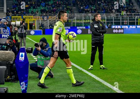 Milan, Italie. 23rd janvier 2023. L'arbitre Antonio Rapuano a vu dans la série Un match entre Inter et Empoli à Giuseppe Meazza à Milan. (Crédit photo : Gonzales photo/Alamy Live News Banque D'Images