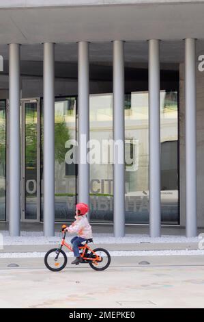 Italie, Latium, Rome, MAXXI, les enfants à vélo sur place Banque D'Images