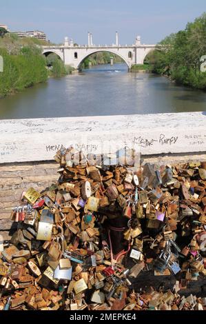 Italie, Latium, Rome, vues depuis Ponte Milvio avec des cadenas amoureux Banque D'Images