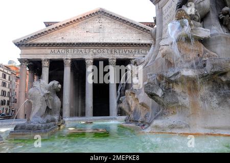 Italie, Latium, Rome, Centre Storico, Panthéon, fontaine sur la Piazza della Rotonda avec le Panthéon derrière Banque D'Images