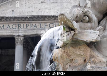 Italie, Latium, Rome, Centre Storico, Panthéon, fontaine sur la Piazza della Rotonda, détail fontaine avec Panthéon derrière Banque D'Images