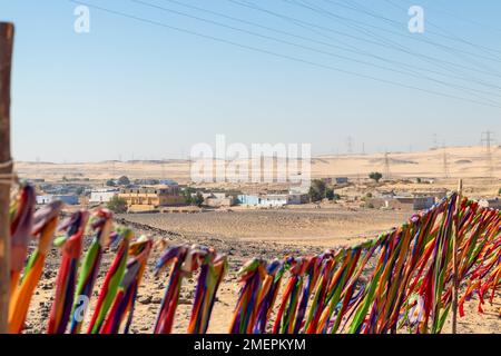 Décoration traditionnelle colorée avec village traditionnel nubien en arrière-plan en Egypte, sous ciel bleu clair Banque D'Images